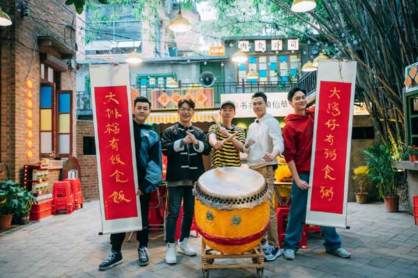 陈小春张智霖“拜师”学做菜,《大湾仔的夜》开启正式营业新篇章(图4) 陈小春张智霖“拜师”学做菜,《大湾仔的夜》开启正式营业新篇章(图4)