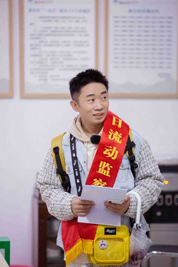 《名侦探学院5》杨迪为找线索使出浑身解数 庞博掉进游戏“黑洞”笑翻全场(图3)