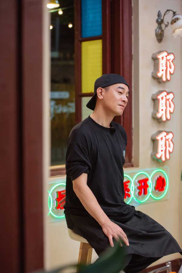 张智霖自曝与化妆师共事超30年，任达华光临《大湾仔的夜》担当新任店长？(图1)