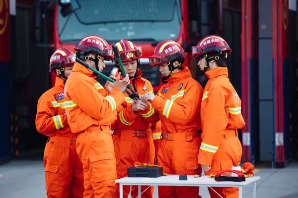 《我们的滚烫人生》“夸夸团”上线 陈小春张智霖忆友情岁月(图1)