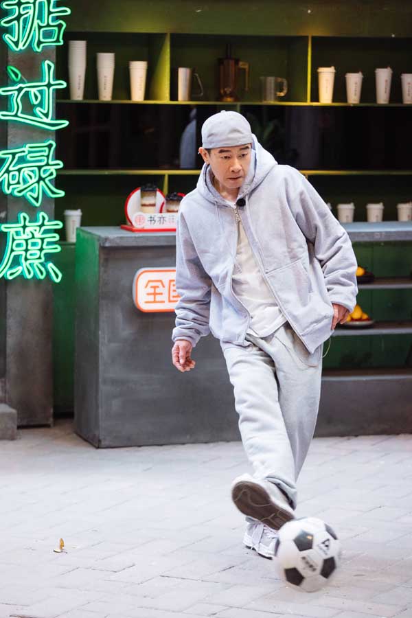 尹正刘聪呈上暖心夜宵，袁咏仪应采儿化身“监工”闪现《大湾仔的夜》(图1)