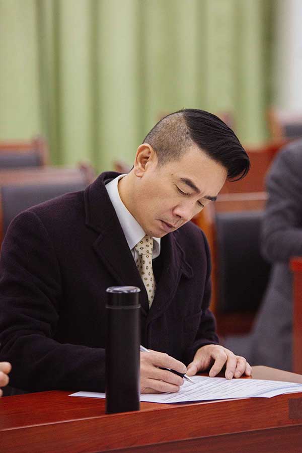 《我们的滚烫人生》陈小春法援初体验 张淇探访女子监狱泪崩(图1)