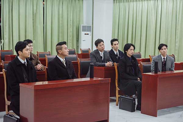 《我们的滚烫人生》陈小春法援初体验 张淇探访女子监狱泪崩(图2)