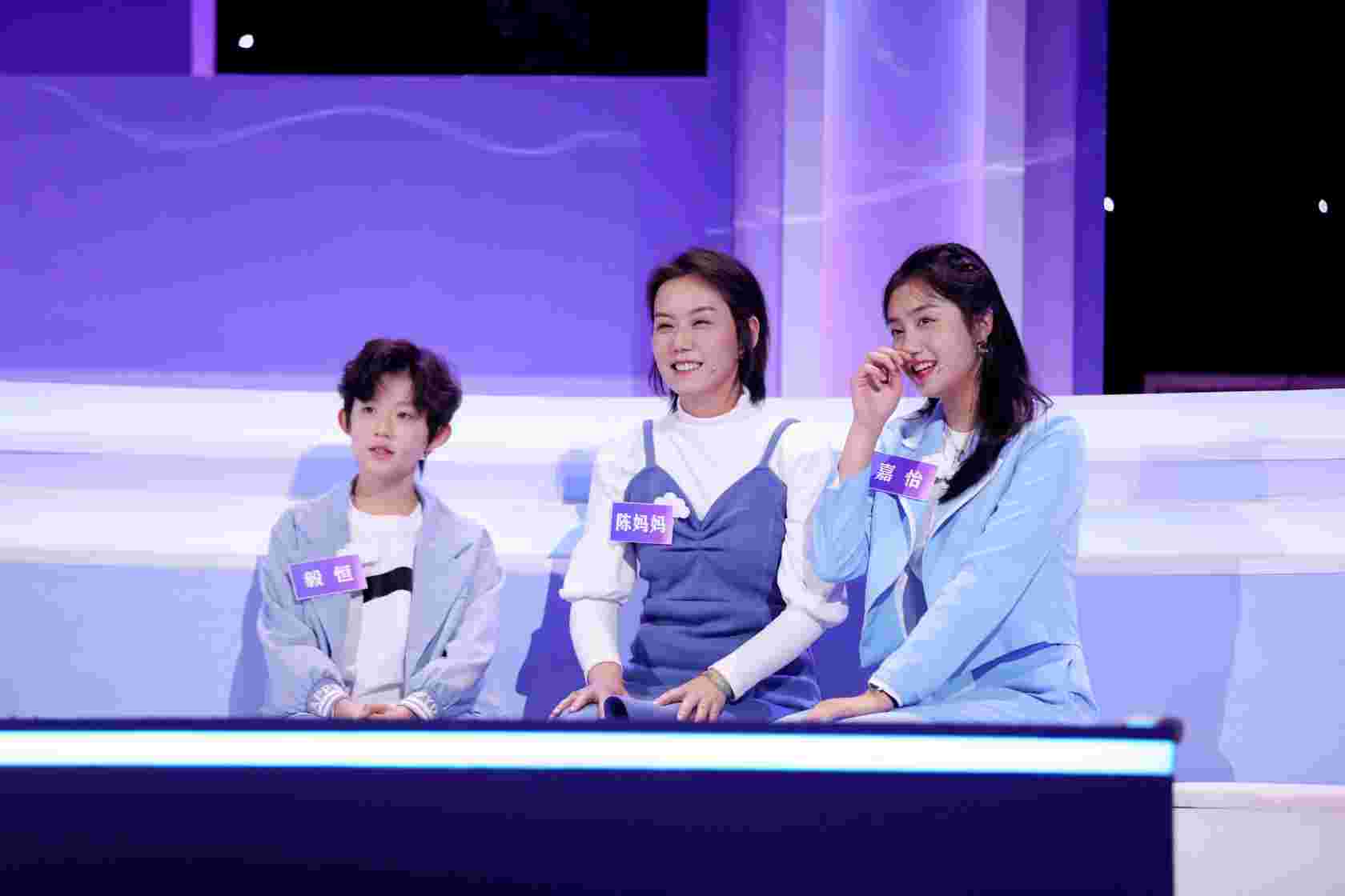 《跨代答题王》杨迪张萌现场上线80年代经典零食，母子搭档各怀绝技(图2)