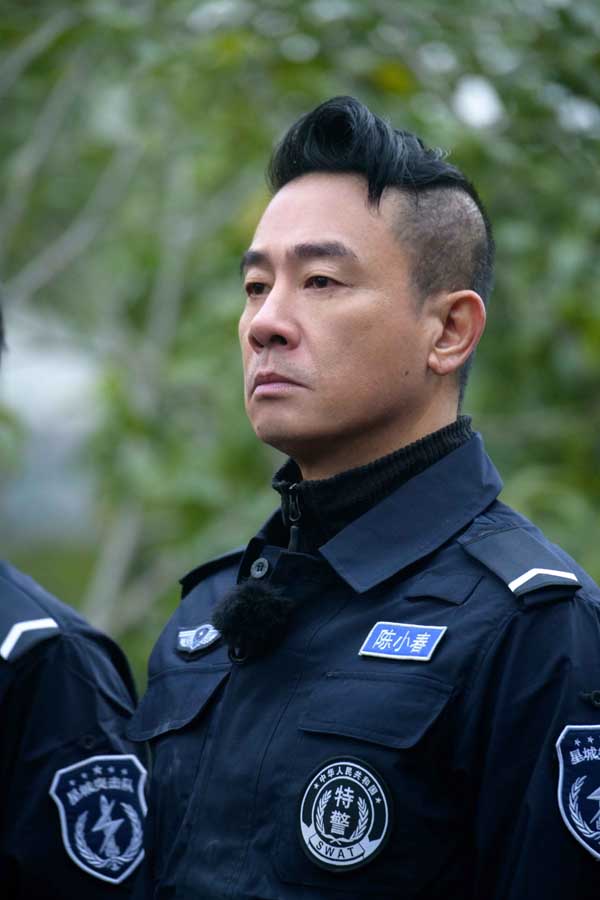 《我们的滚烫人生》特警站丛林追捕 张智霖钻地洞机智躲藏(图1)