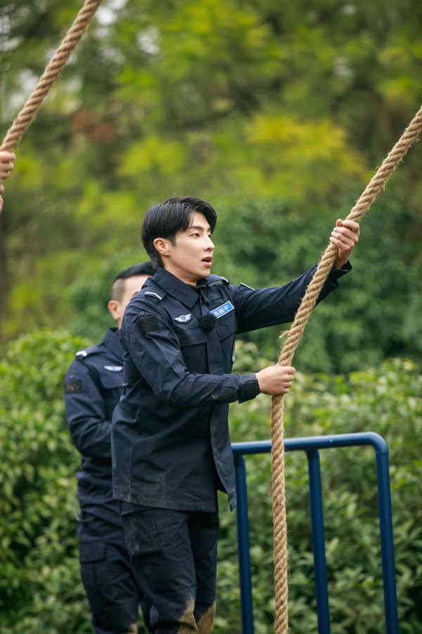 《我们的滚烫人生》特警站丛林追捕 张智霖钻地洞机智躲藏(图2)