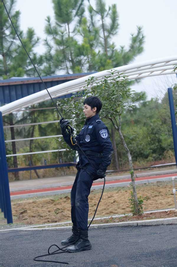 《我们的滚烫人生》特警站丛林追捕 张智霖钻地洞机智躲藏(图4)