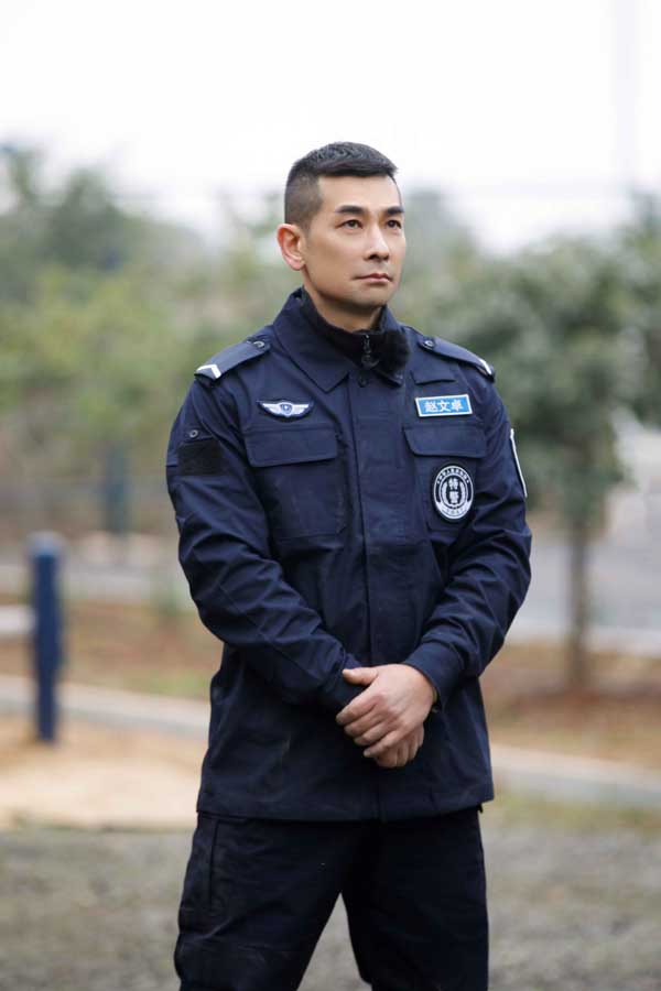 《我们的滚烫人生》特警站丛林追捕 张智霖钻地洞机智躲藏(图6)