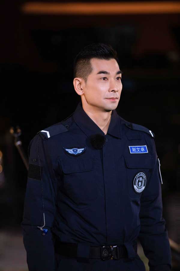 《我们的滚烫人生》特警站滚烫live唱响 陈小春助力警员现场求婚(图3)