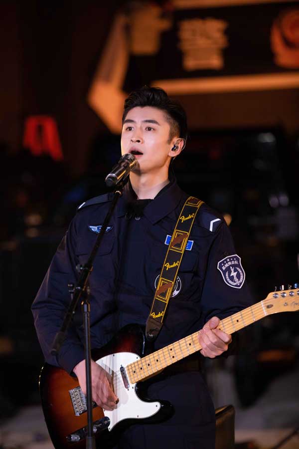 《我们的滚烫人生》特警站滚烫live唱响 陈小春助力警员现场求婚(图4)