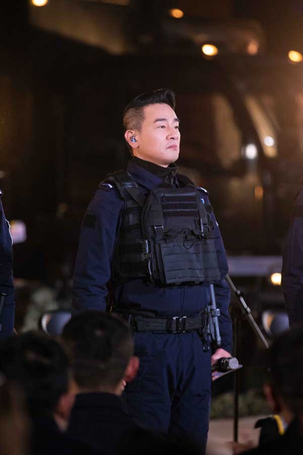 《我们的滚烫人生》特警站滚烫live唱响 陈小春助力警员现场求婚(图1)