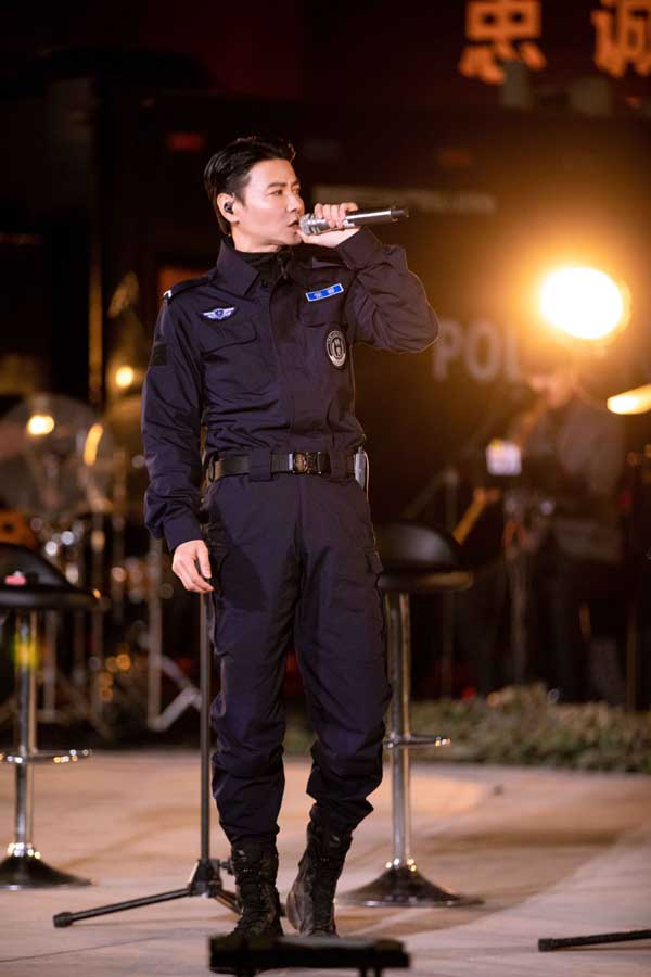 《我们的滚烫人生》特警站滚烫live唱响 陈小春助力警员现场求婚(图2)
