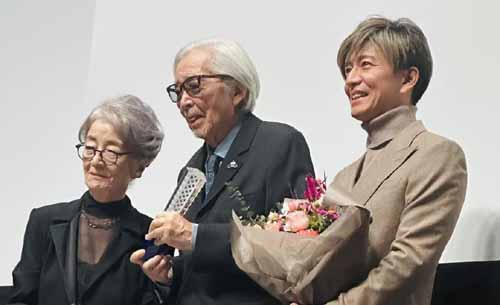 木村拓哉为获得“特别贡献奖”的山田洋次导演送上热情的拥抱