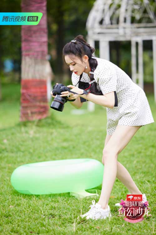 《姐妹们的奇幻沙龙》展现不同青春模样  景甜林允为做客母女拍摄闺蜜照(图2)